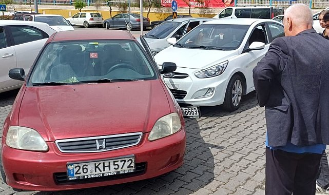Çarpıştığı aracın kapısına plakası saplandı