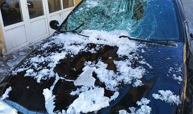 Çatıdan düşen kar park halindeki otomobile hasar verdi