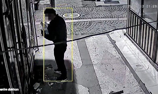 Çekirdek yiyerek, oturarak, gezinerek dinlene dinlene hırsızlık kamerada