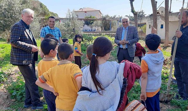 Çocuklar fidanları toprakla buluşturdu