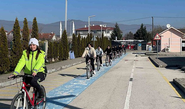 Çocuklar trafik kurallarını eğlenerek öğreniyor