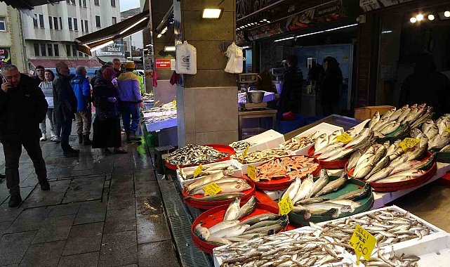 Çoğu tekne erken paydos edince balık tezgâhları eski görüntüsünden uzak kaldı