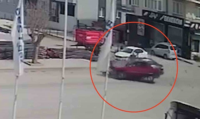 Çorum'da 2 otomobilin çarpıştığı kaza kamerada: 2 yaralı