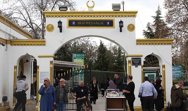 Çorum'da bayram öncesinde vatandaşlar mezarlıklara akın etti