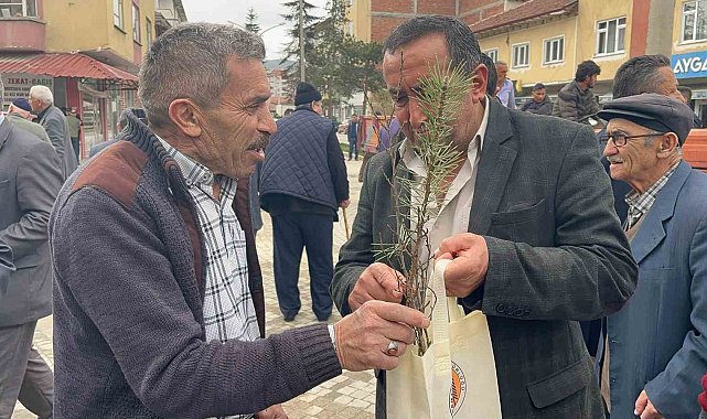Cuma namazı için camiye giden vatandaşlara 4 bin ağaç fidanı dağıtıldı