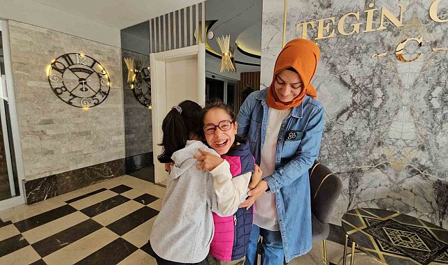 Cumhurbaşkanı Erdoğan'ın akülü tekerlekli sandalye hediye ettiği engelli kızlar bayrama mutlu girdi