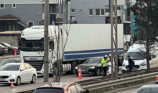 D-100'de tırın altında kalan motosiklet sürücüsü hayatını kaybetti