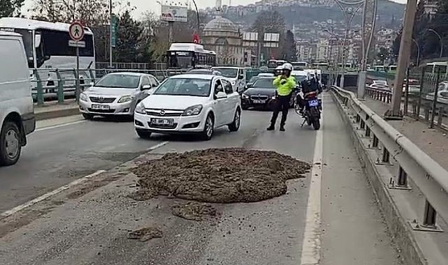 D100'de kamyondan dökülen çamur trafiği altüst etti: 6 bin 584 TL ceza kesildi