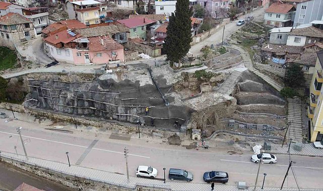 Demirci'de görüntü kirliliği oluşturan alana şelale yapılıyor