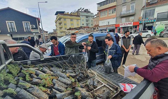 Demirci'de vatandaşlara 3 bin fidan dağıtıldı