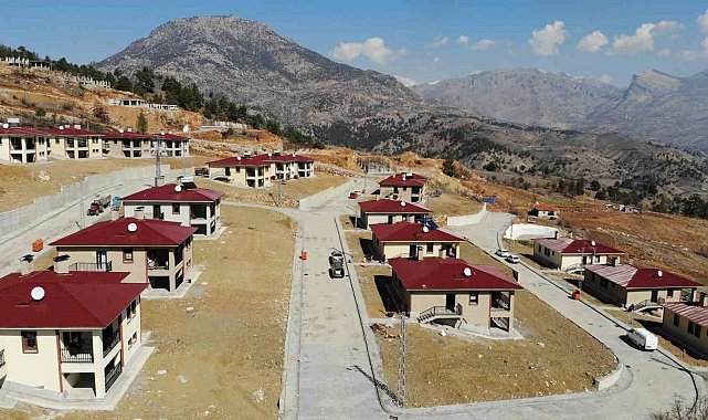 Depremde dev kayalar tahrip etmişti: Köy yeniden kuruldu yaşam başladı