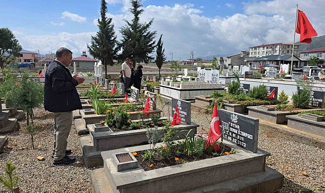 Depremde yakınlarını kaybedenlerin buruk bayramı