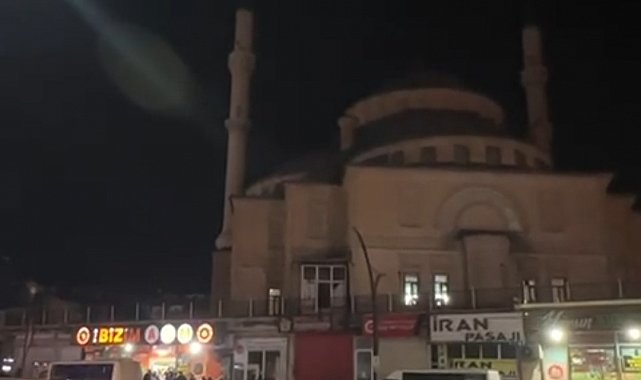 Depremin ardından Yüksekova'da anons yapılarak vatandaşlar camiye davet edildi