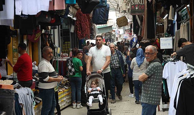 Depremin yıktığı Uzun Çarşı'da bayram kalabalığı esnafa ve vatandaşa moral oldu