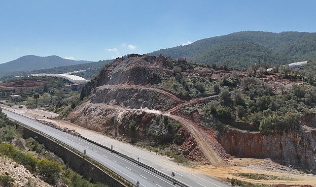 Dinamitle dağda kontrollü patlama yine korkuttu