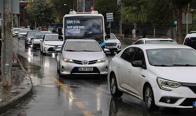 Diyarbakır'da sağanak yağış hayatı olumsuz etkiledi
