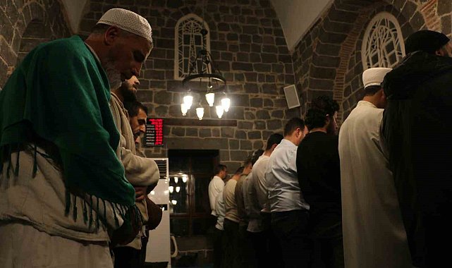 Diyarbakır'daki bu camide teravihte bir cüz okunuyor