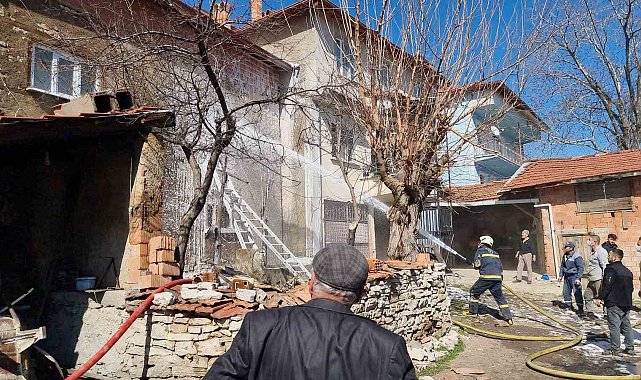 Domaniç'te ev yangını, iki katlı ev kullanılamaz hale geldi