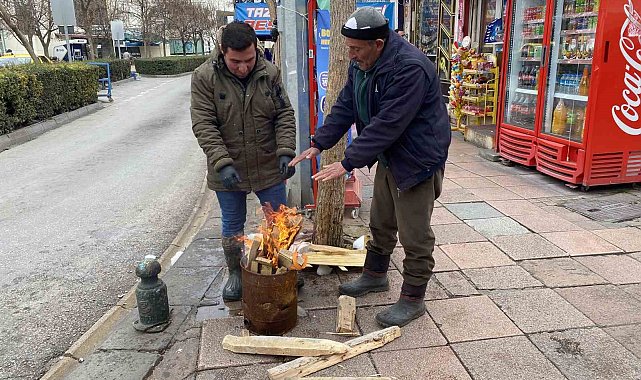 Dün kısa kollu ile gezen vatandaşlar bugün ateş başında ısınmaya çalıştı