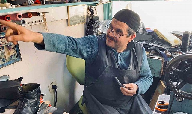 Dünyanın en dar sokağından birinde 45 yıldır ayakkabı tamir ediyor