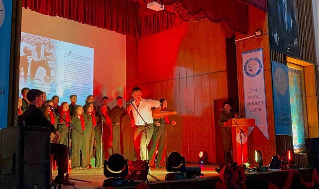 Edirne'de lise öğrencilerinin zafer gösterisi ilgiyle izlendi