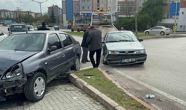 Edirne'de otomobiller çarpıştı: 3 yaralı