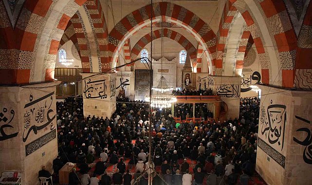 Edirne'de Ramazan Bayramı'nda vatandaşlar camilere akın etti