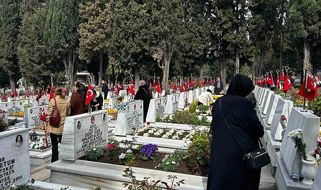 Edirnekapı Şehitliği'nde buruk bayram