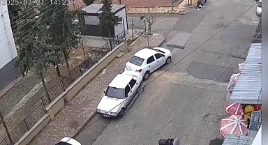 El freni çekilmeyen otomobil hareket ederek park halindeki otomobile çarptı