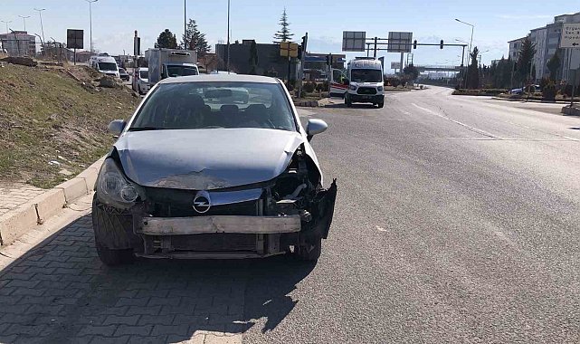 Elazığ'da ambulans ile otomobil çarpıştı: 2 yaralı
