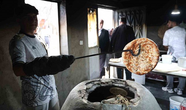 Elazığ'da kadınların yaptığı tandır ekmeğine vatandaşlar akın ediyor