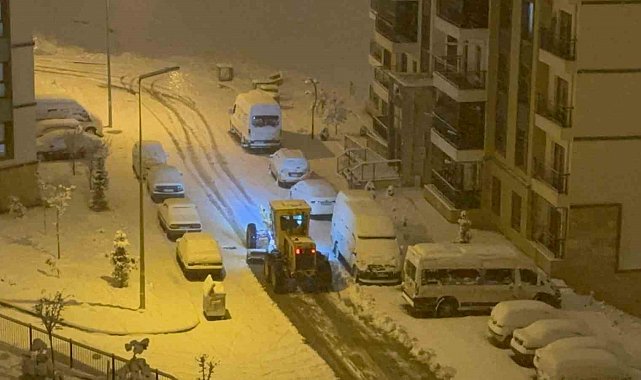 Elazığ'da kar yağışıyla birlikte ekipler çalışmalara başladı
