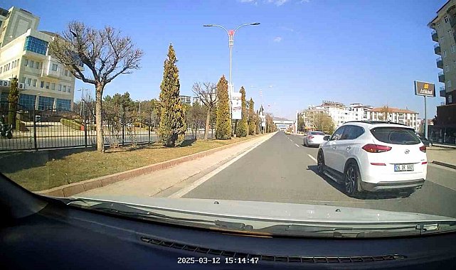 Elazığ'da trafikte makas atarak ilerleyen sürücü kameralara yansıdı