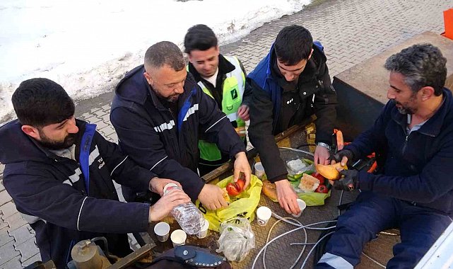 Elektrik arıza ekipleri iftarını arazide yaptı