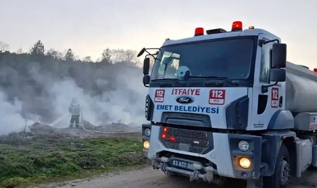 Emet'te çıkan yangında 3 römork saman balyası zarar gördü