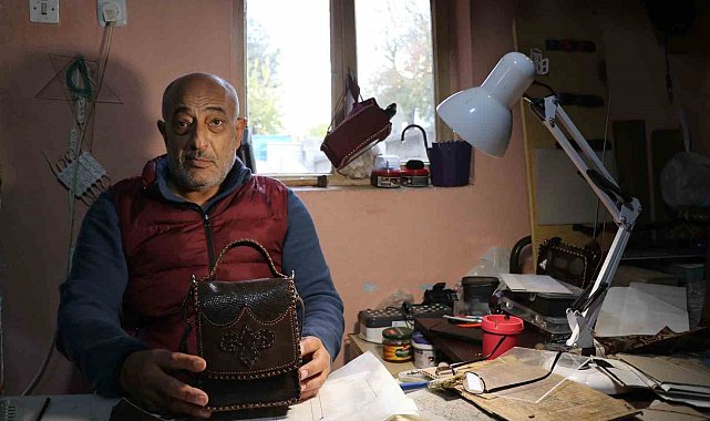 Engelli depremzede el emeği yaptığı çantalarla geçimini sağlıyor