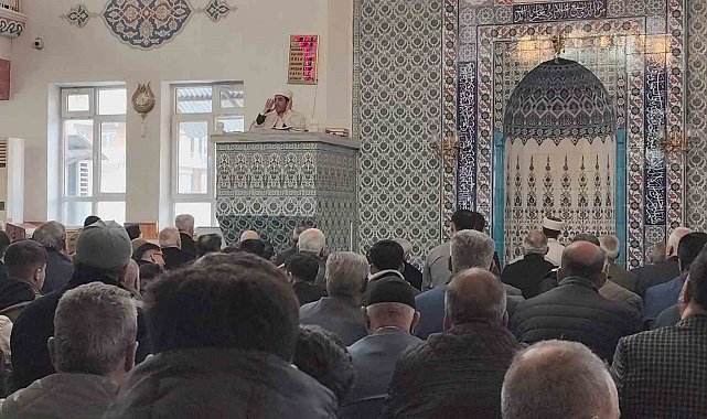 Erciş'te vatandaşlar bayram namazı için camileri doldurdu