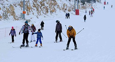 Ergan Dağı Kayak Merkezi'nde kayak sezonu sürüyor