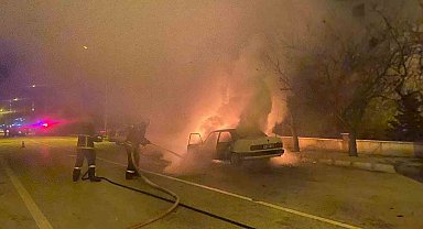 Erzincan'da Fiat Tofaş araç alev alev yandı