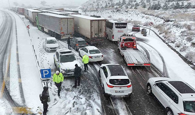Erzincan'da kar ve tipi ulaşımda aksamalara neden oldu