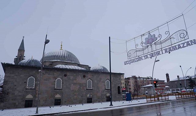Erzurum'da kar yağışı etkili