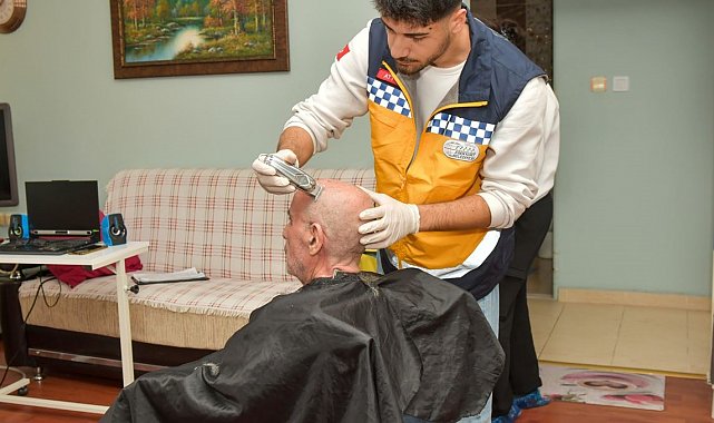 Esenyurt Belediyesi'nden yaşlı ve engellilere evde kişisel bakım ve kuaför hizmeti