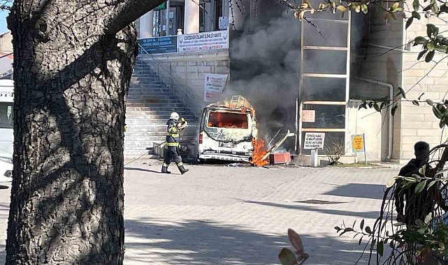 Eskişehir'de faciadan dönüldü: İçerisinde 4 çocuğun bulunduğu araç cayır cayır yandı