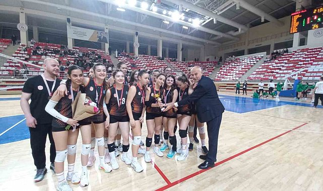 Eskişehir'de Midi Kızlar Voleybol final etabı sona erdi