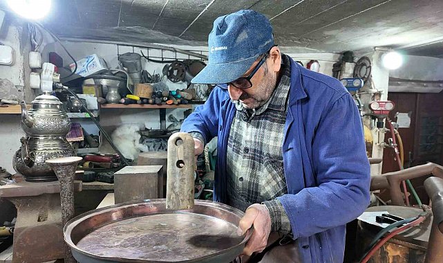 Eskişehir'in son kalaycısı baba mesleğini sürdürüyor