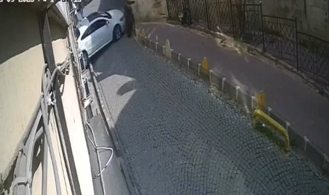 Fatih'te vitesleri karıştırınca kaldırımdaki kadına çarptı: O anlar kamerada
