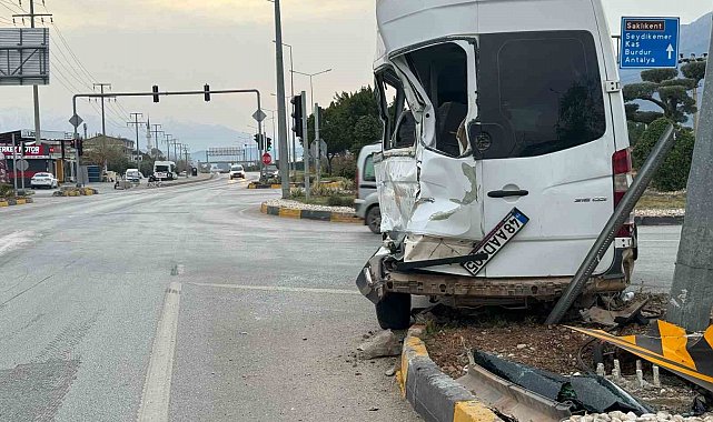 Fethiye'de servis minibüsü ile kamyon çarpıştı: 4 yaralı