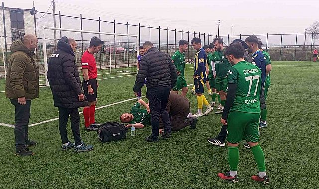Futbol maçında rakip oyuncu ile çarpışan futbolcu nefessiz kaldı