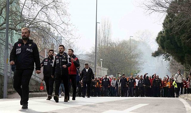 Galatasaray taraftarı, Dolmabahçe'ye geldi