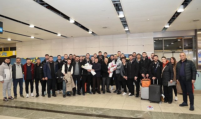 Gebze'nin voleybol takımı çiçeklerle karşılandı